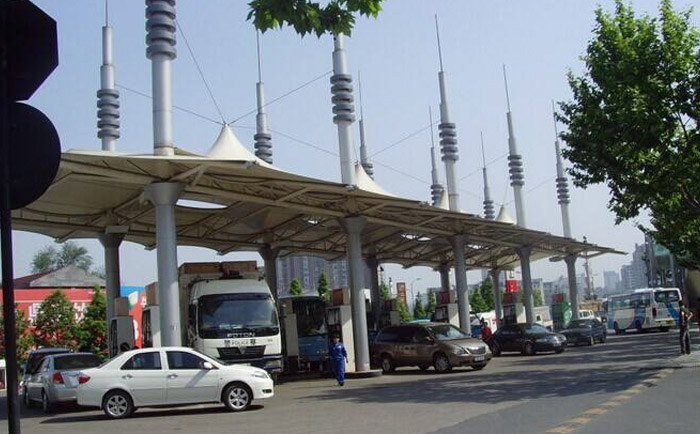 超堅固的白色棚膜加油站張拉膜結(jié)構(gòu)效果圖