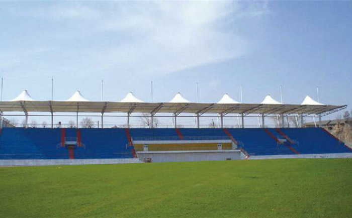 一處綠茵場的膜結構看臺