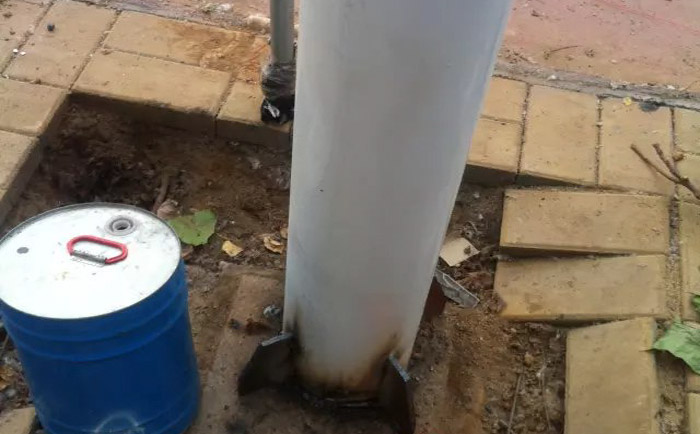 張拉膜停車棚鋼結構的地面埋樁固定環節