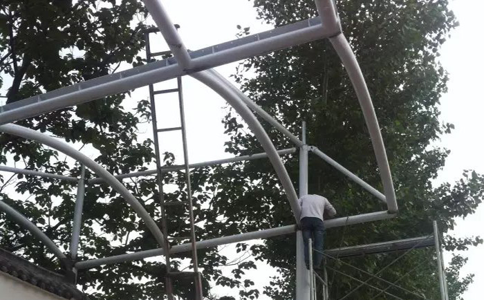 最后成型的張拉膜停車棚鋼結構