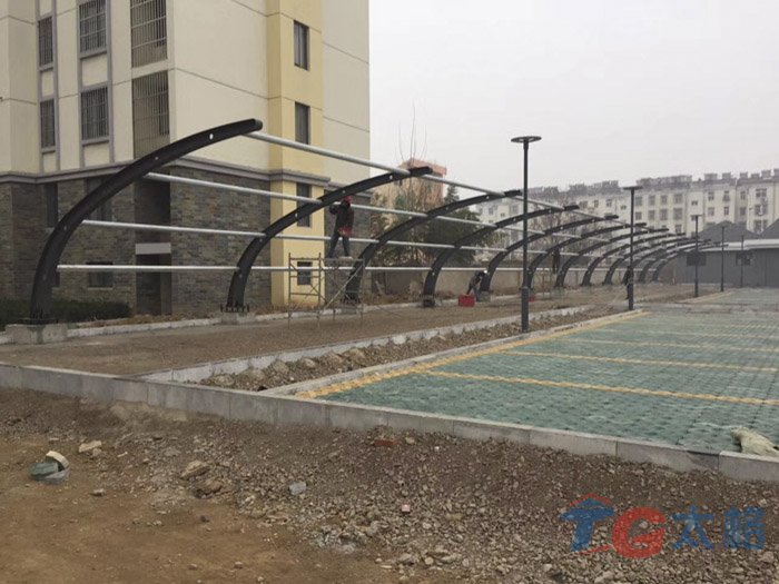 沭東花園停車棚膜結構鋼架結構安裝階段