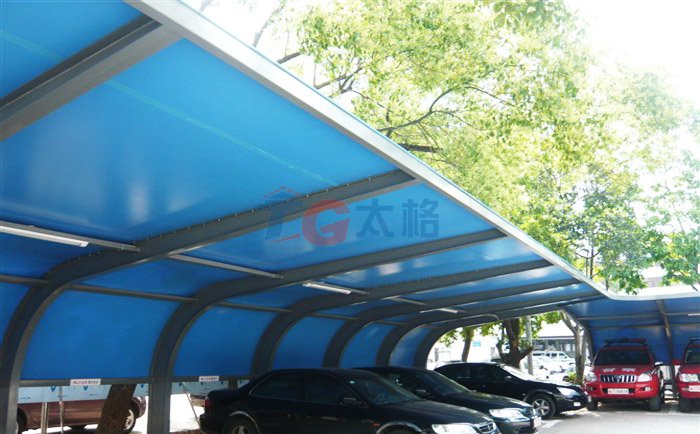 綠色的深圳華強(qiáng)北消防支隊(duì)膜結(jié)構(gòu)停車(chē)棚