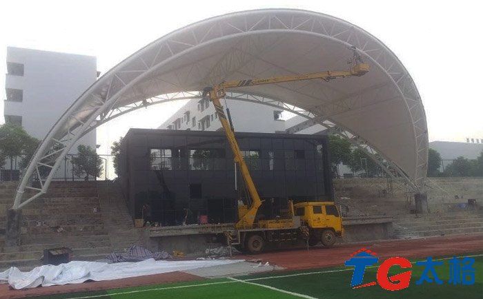 膜結構頂棚吊機正在吊裝中