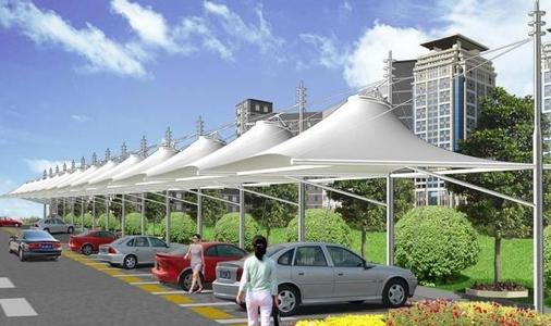 廣場(chǎng)中的膜結(jié)構(gòu)停車棚