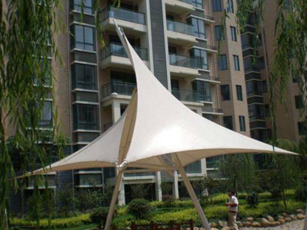 張拉膜結構 白色膜面的張拉膜結構建筑