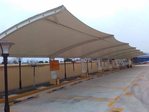 7字型膜結構車棚 一個7字造型的膜結構車棚