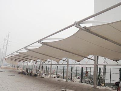 膜結(jié)構(gòu)出入口 白色pvc膜材的膜結(jié)構(gòu)出入口建筑