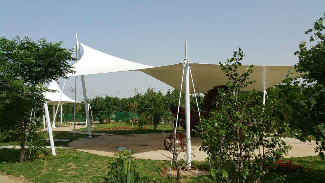 體育場(chǎng)的膜結(jié)構(gòu)看臺(tái)