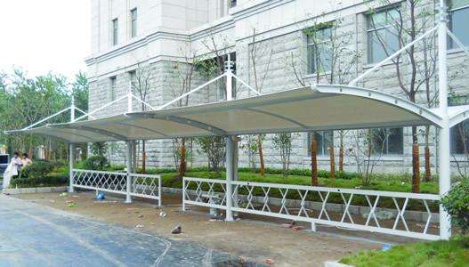 一處漂亮的膜結構雨棚