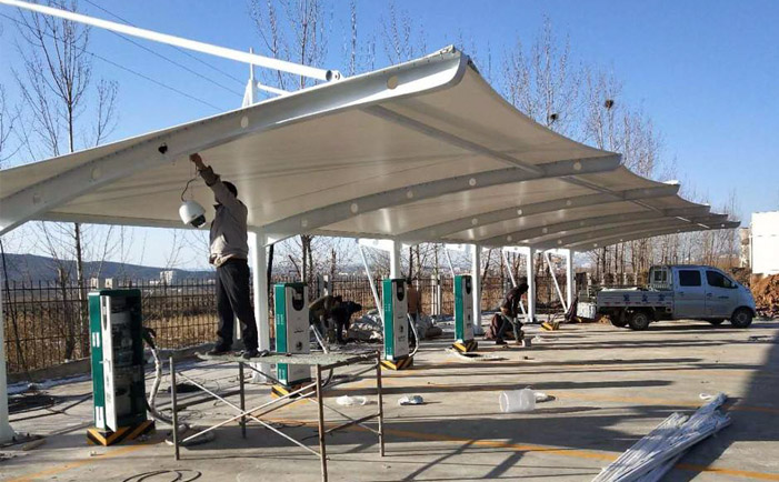 白色棚頂的膜結構充電樁