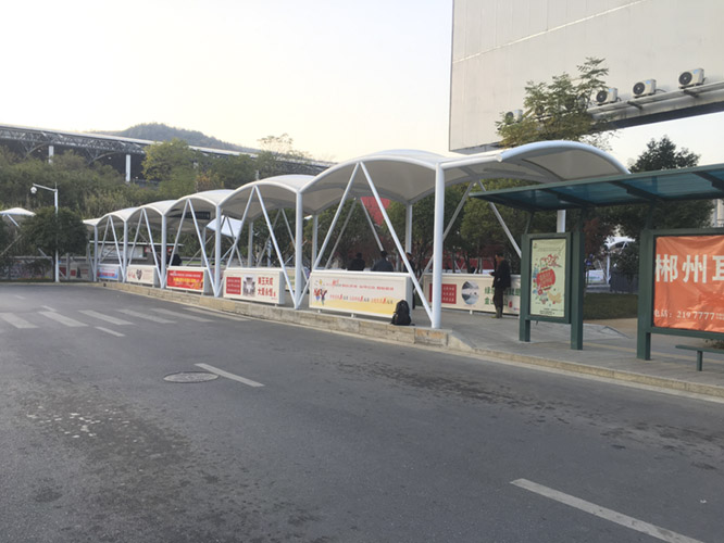 郴州西站人行走廊膜結構工程側面