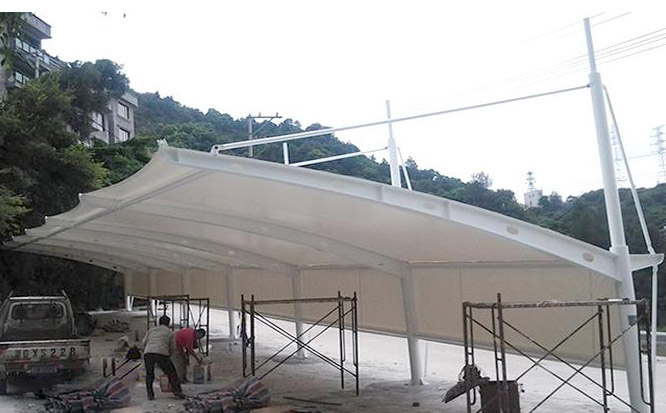 兩個人正在清理車棚上的積水